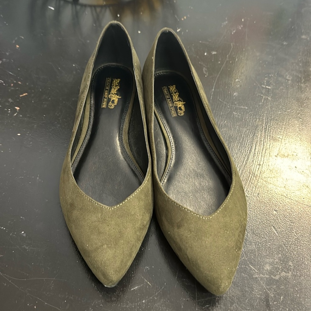 Coach and four green flat sizee 7.5